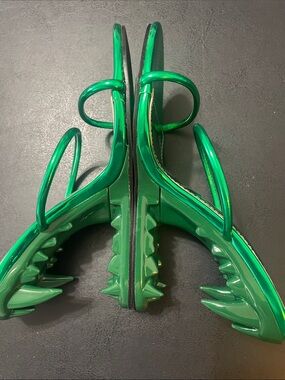 Cape Robbin Metallic Green Slide Heels w Fangs Sz. 6 NWT